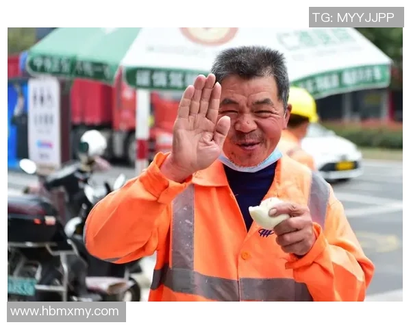 足球明星关爱流浪汉用爱心传递温暖与希望